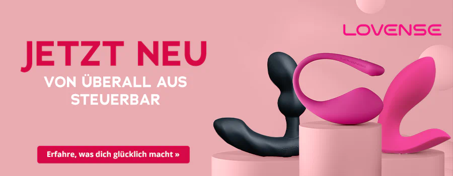 Werbemittel mit einem rosafarbenen Hintergrund. Auf der einen Seite steht in grosser roter Schrift 'JETZT NEU' und darunter in weiss 'VON ÜBERALL AUS STEUERBAR'. Ausserdem sind mehrere Lovense-Produkte in Schwarz und Pink auf rosafarbenen Podesten abgebildet. An der Seite ist das Lovense-Logo in Pink zu sehen. Unten befindet sich ein rot hinterlegter Call-to-Action Button mit der weissen Aufschrift 'Erfahre, was dich glücklich macht »'.